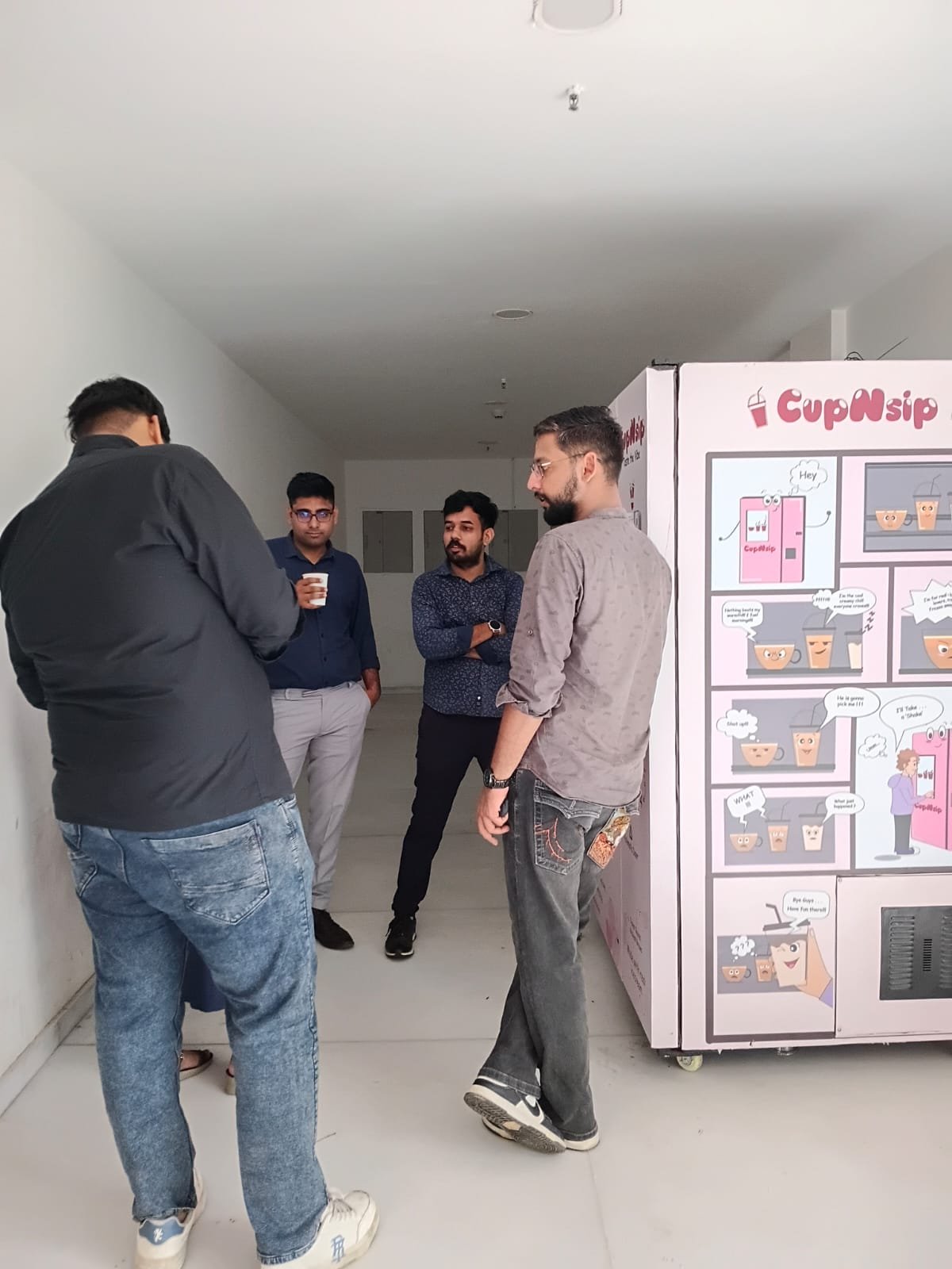 Cupnsip serving people at an indoor workplace